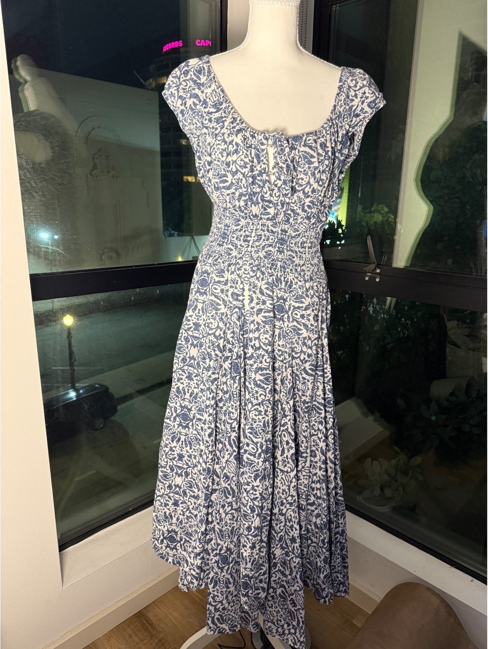 Chelsea & Theodore blue and white floral cap-sleeve pleated dress large